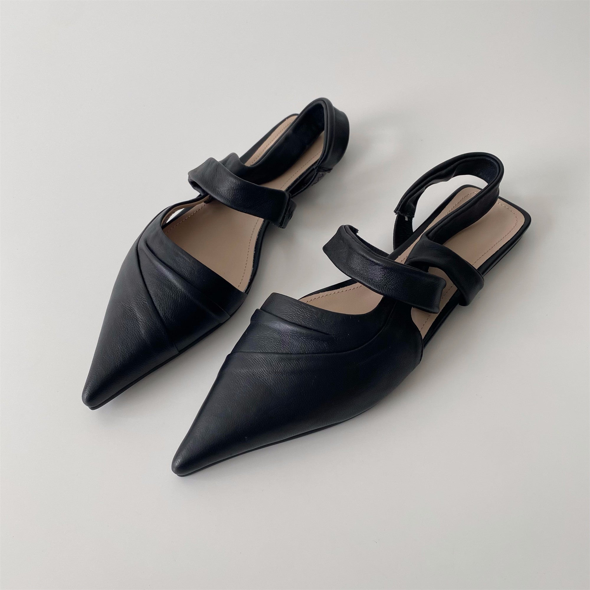 Soft off-white pointed flat back leather pointed toe sandals