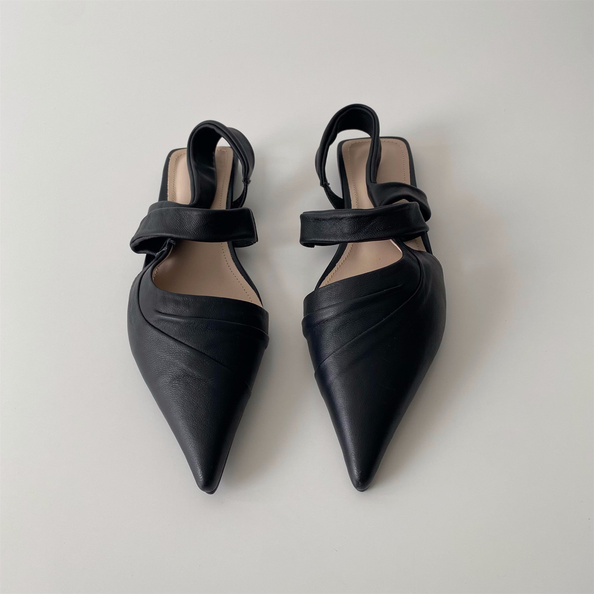 Soft off-white pointed flat back leather pointed toe sandals