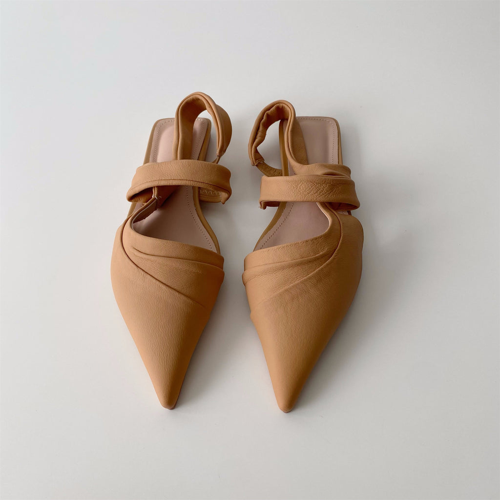 Soft off-white pointed flat back leather pointed toe sandals