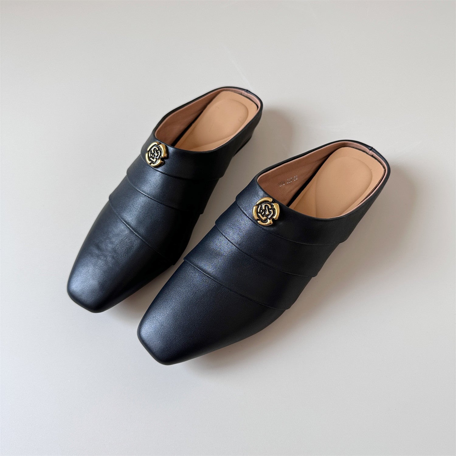White camellia square genuine leather heel shoes