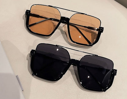 Schwarze transparente Sonnenbrille mit großem Rahmen