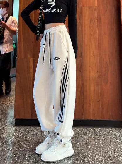 Casual joggers with graphic three-bar women sweatpants