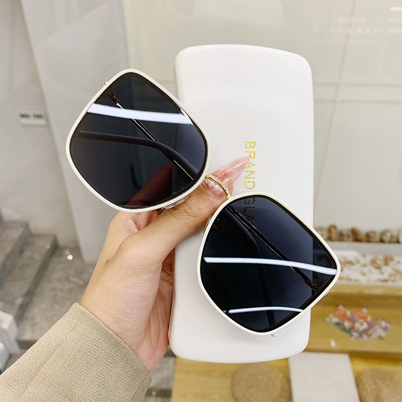 Oversized frame fashionable glasses