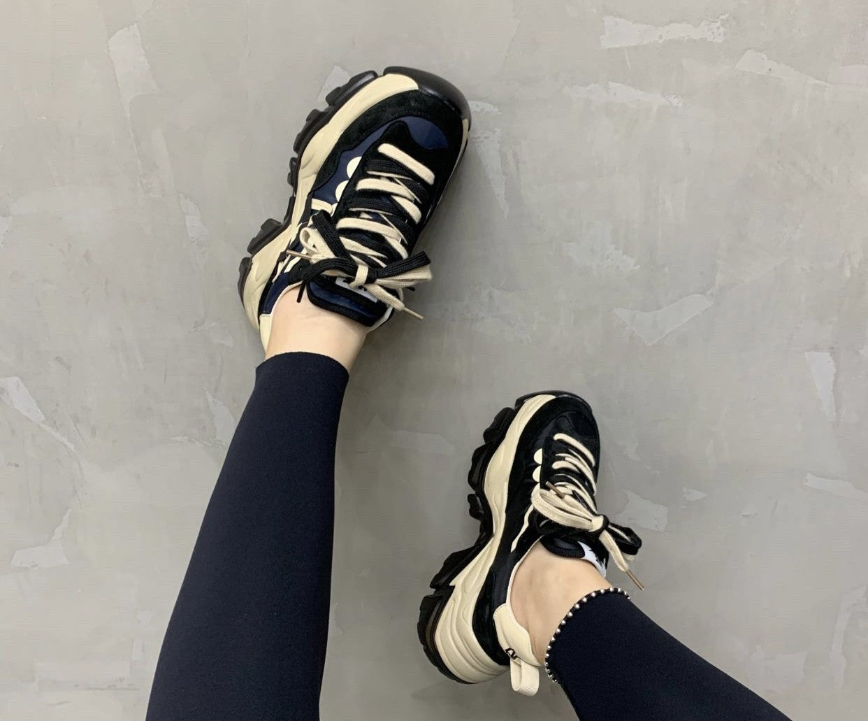 Fashionable high versatile sneaker